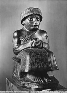 Gudea, Lagashin prinssi, Ningizzadalle omistettu patsas, uussumalainen, Tellohista, muinaisesta Girsusta, n. 2130 eaa. (dioriitti) (ks. myös 71510, 121795, 208106 ja 286948).